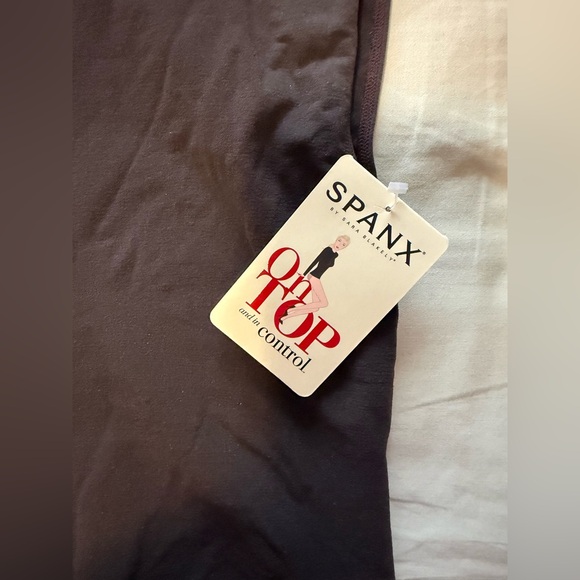 Spanx NWT On Top
Sleeveless Turtleneck
Top Sz med Ret $88 - Picture 8 of 11